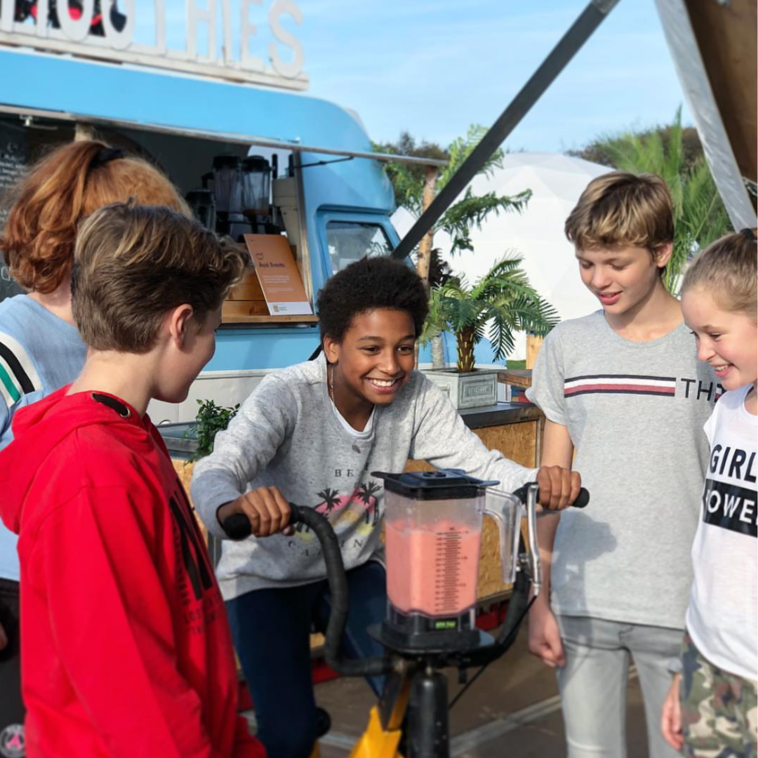 Kinderen maken smoothies op de smoothiefiets