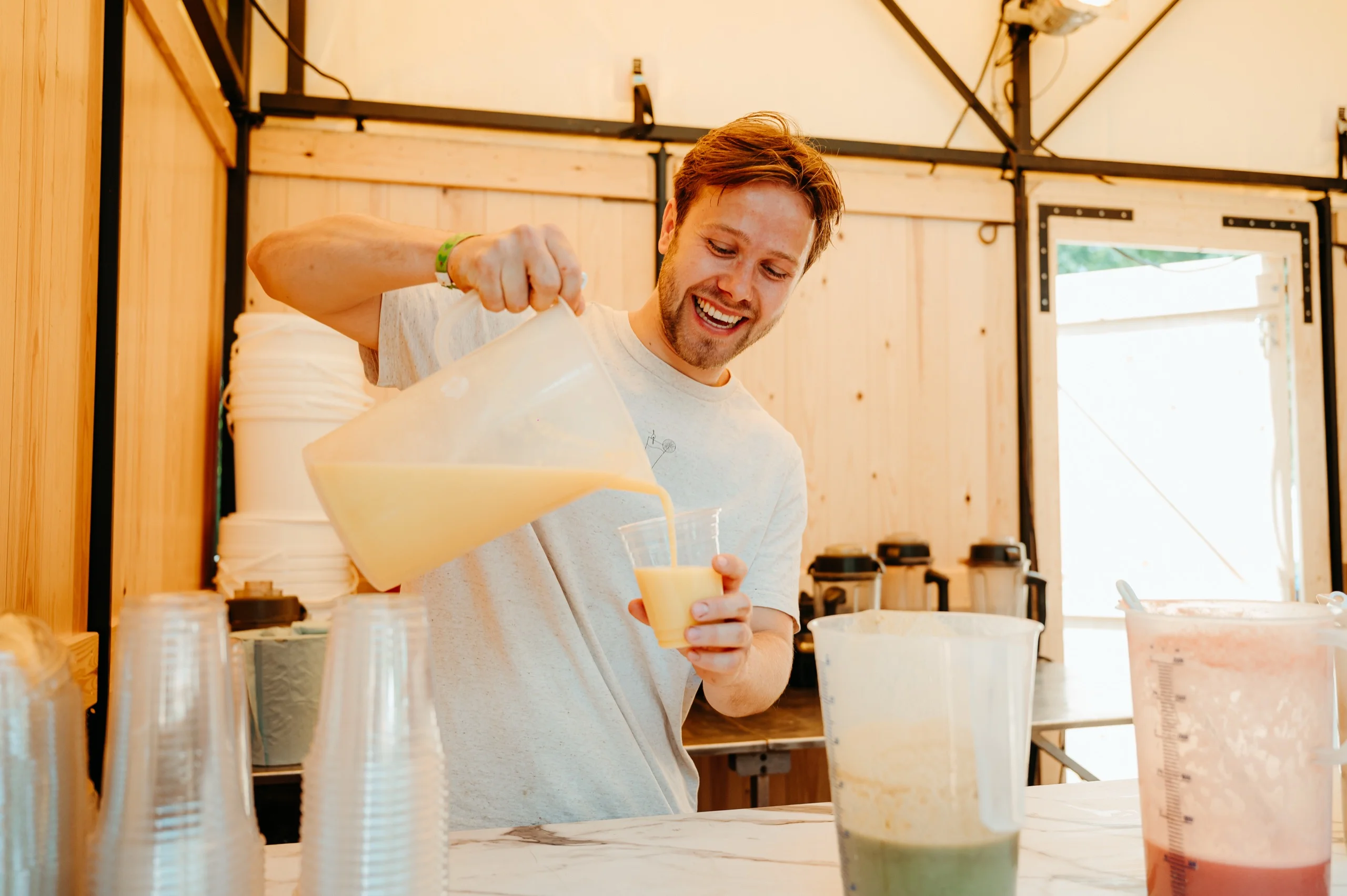 Medewerker schenkt vers sap uit in de foodtruck
