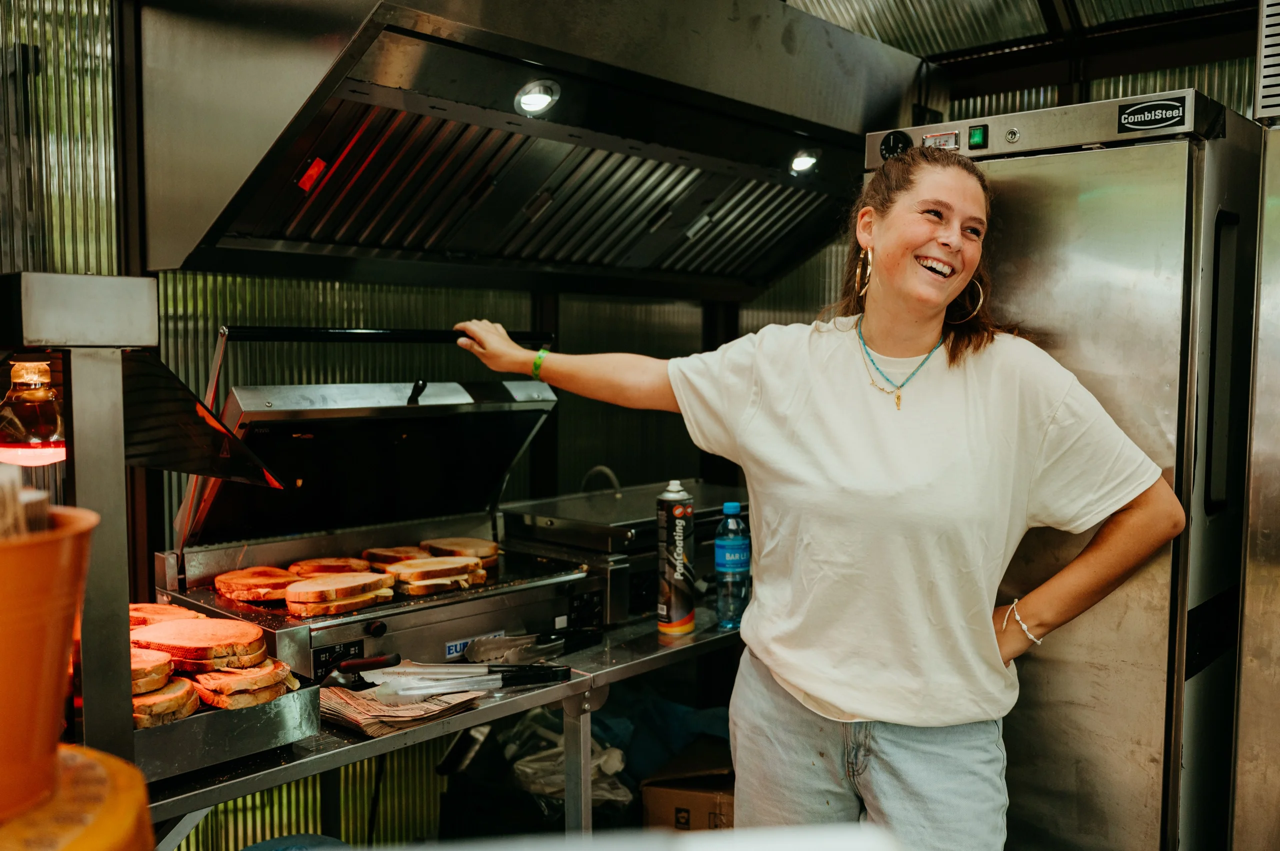 Kok aan de grill in de foodtruck