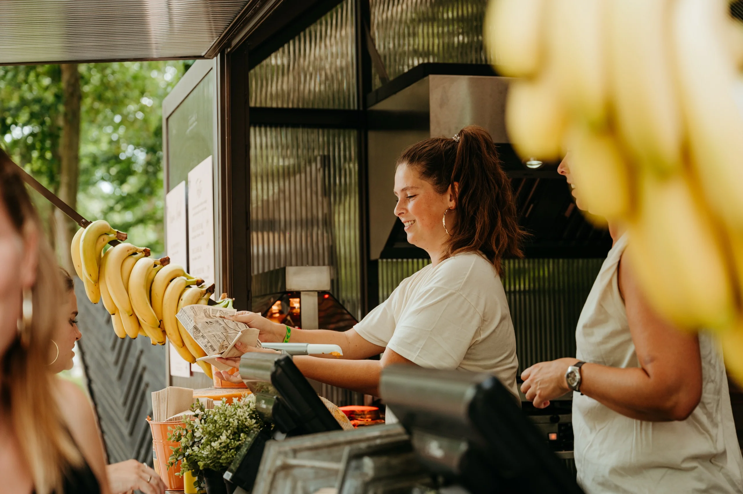 Medewerker aan de toonbank met verse bananen