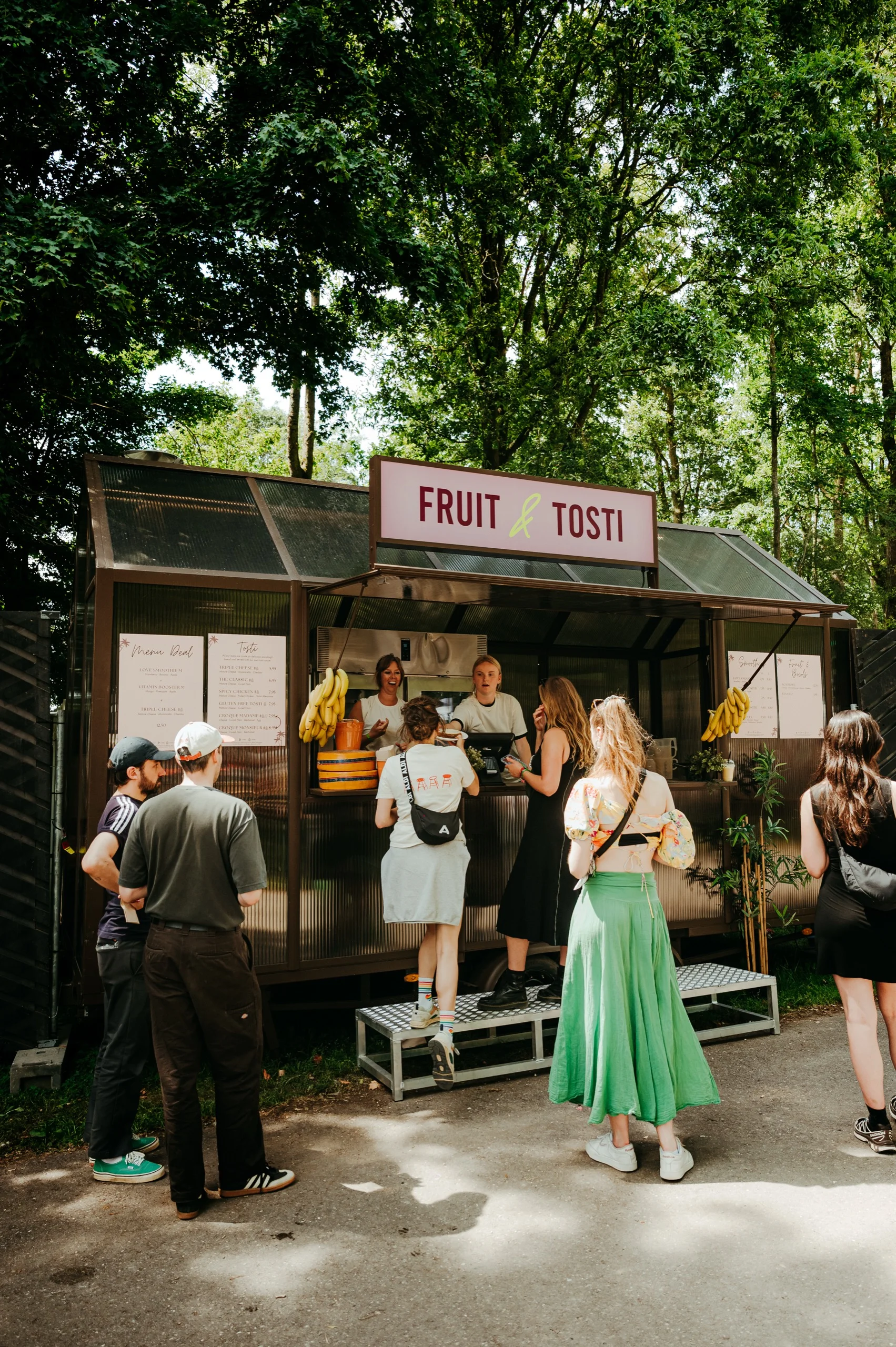 Foodtruck van Bruis tussen de bomen op locatie