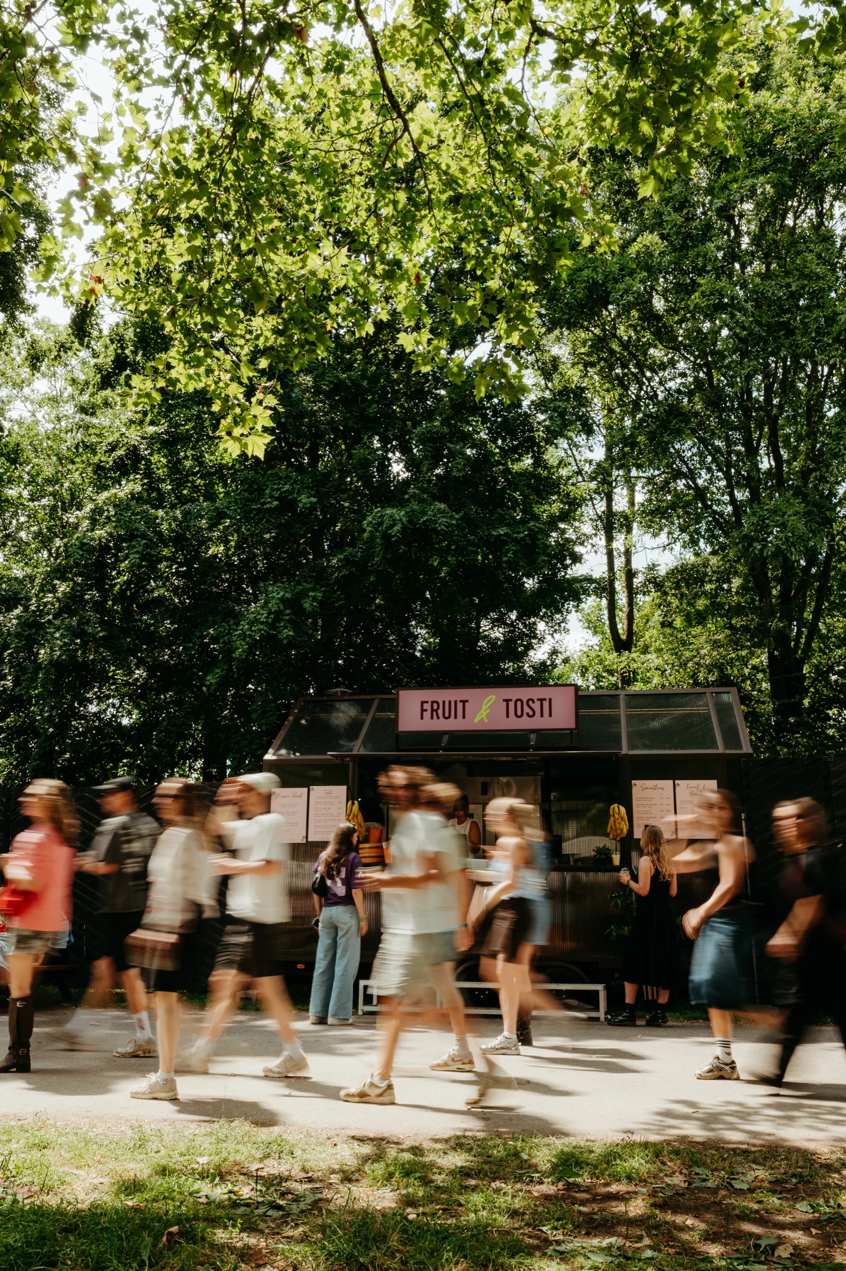Gasten lopen langs de foodtruck op het evenemententerrein