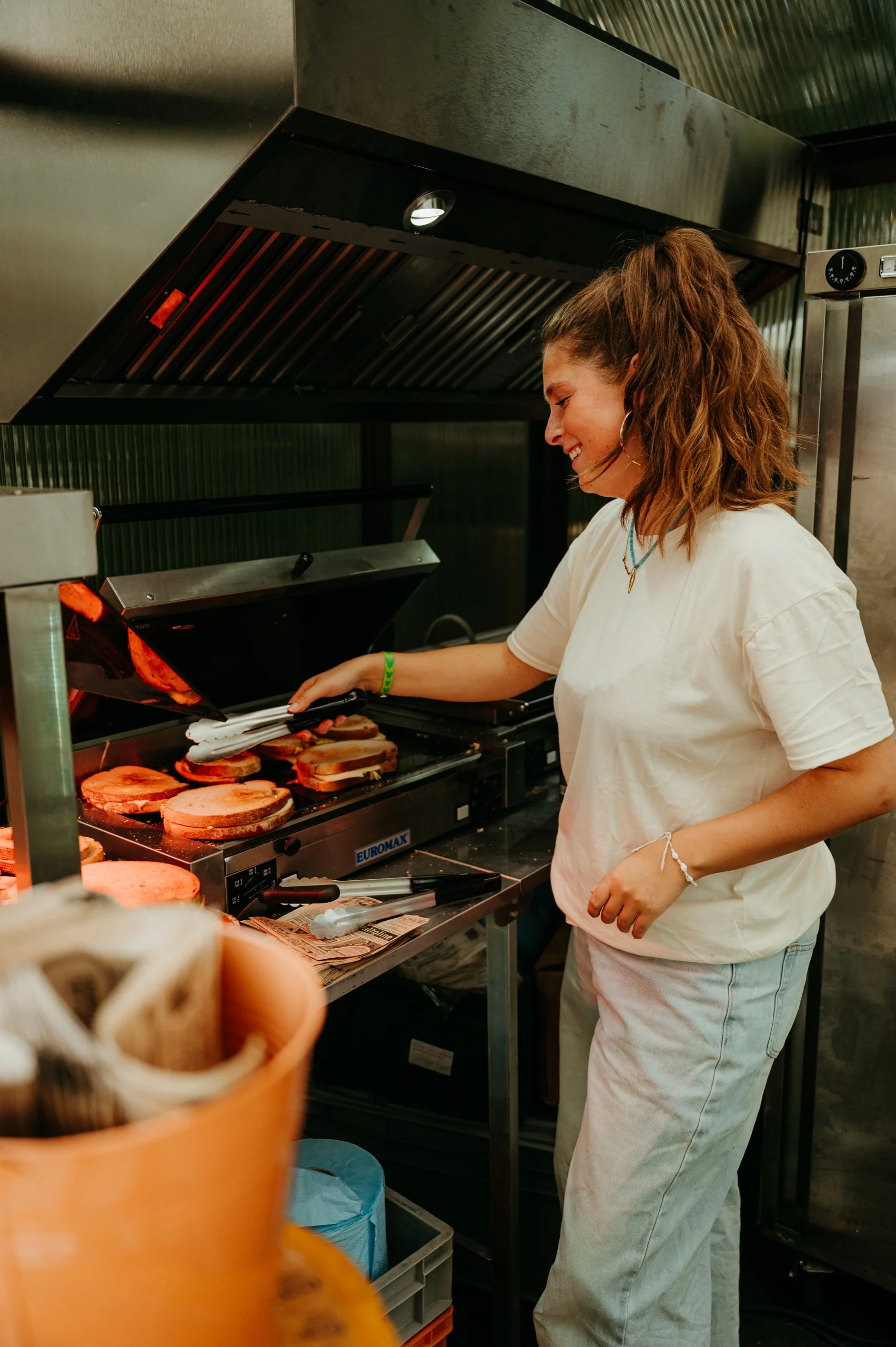 Kok grilt vlees in de foodtruck