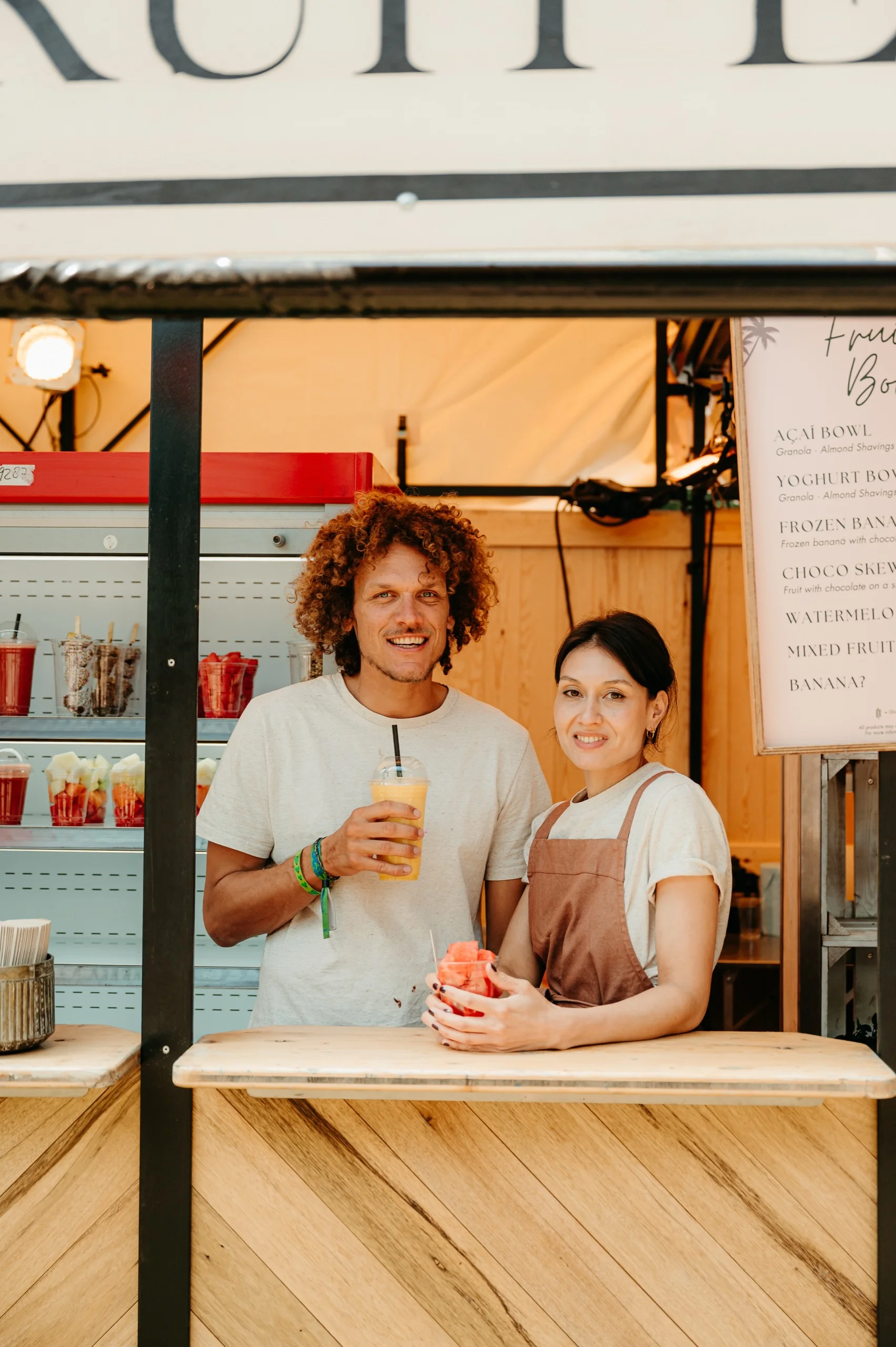 Twee medewerkers van Bruis bij de foodtruck