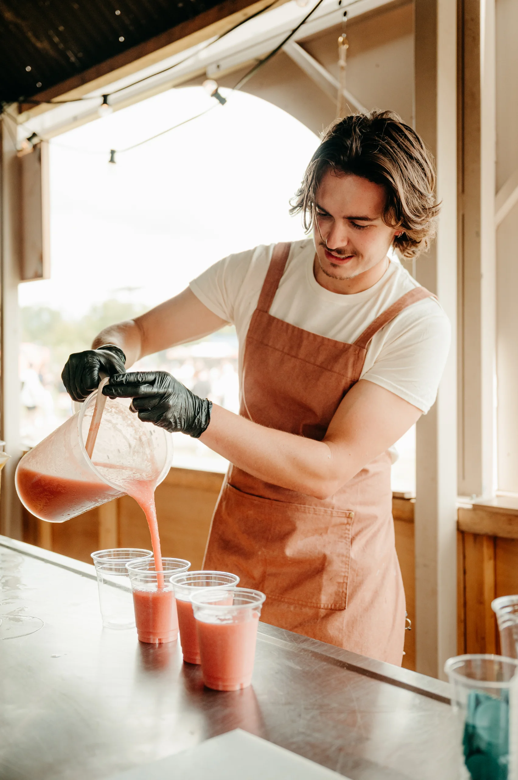 Medewerker schenkt een verse smoothie in op locatie