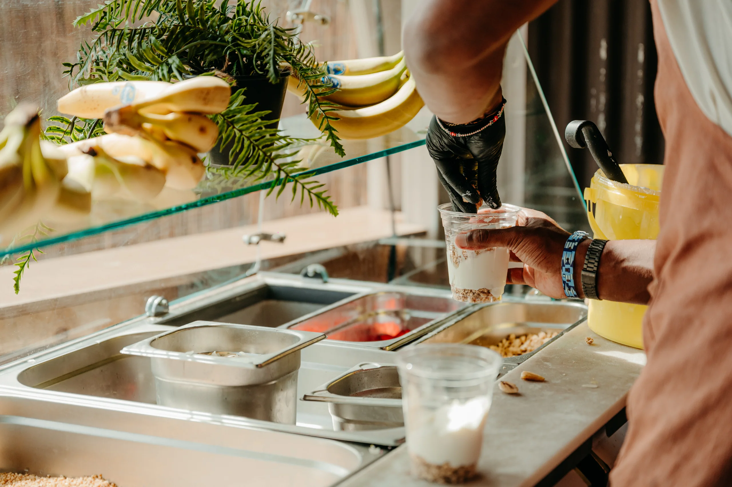 Medewerker schenkt een verse smoothie in op locatie
