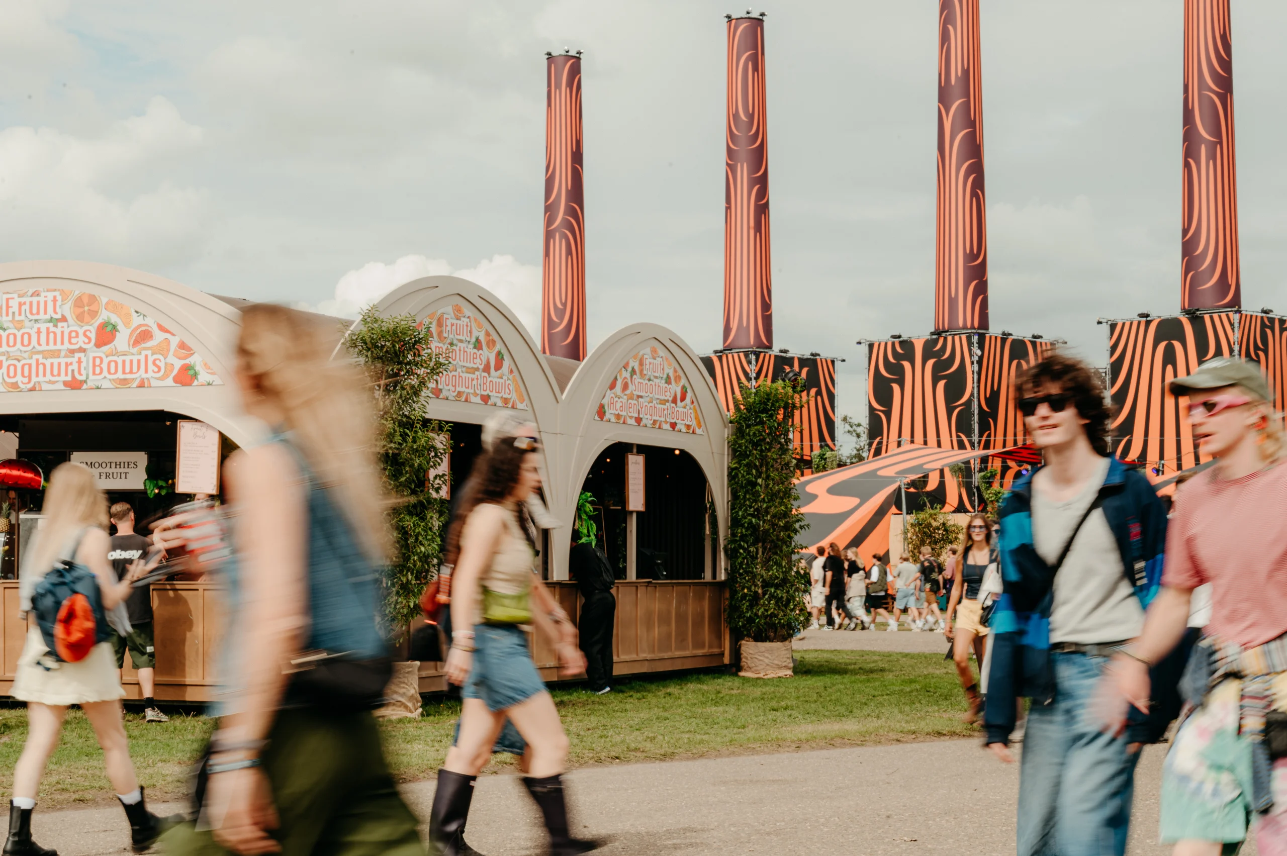 Bezoekers lopen langs de stand van Bruis op het festival