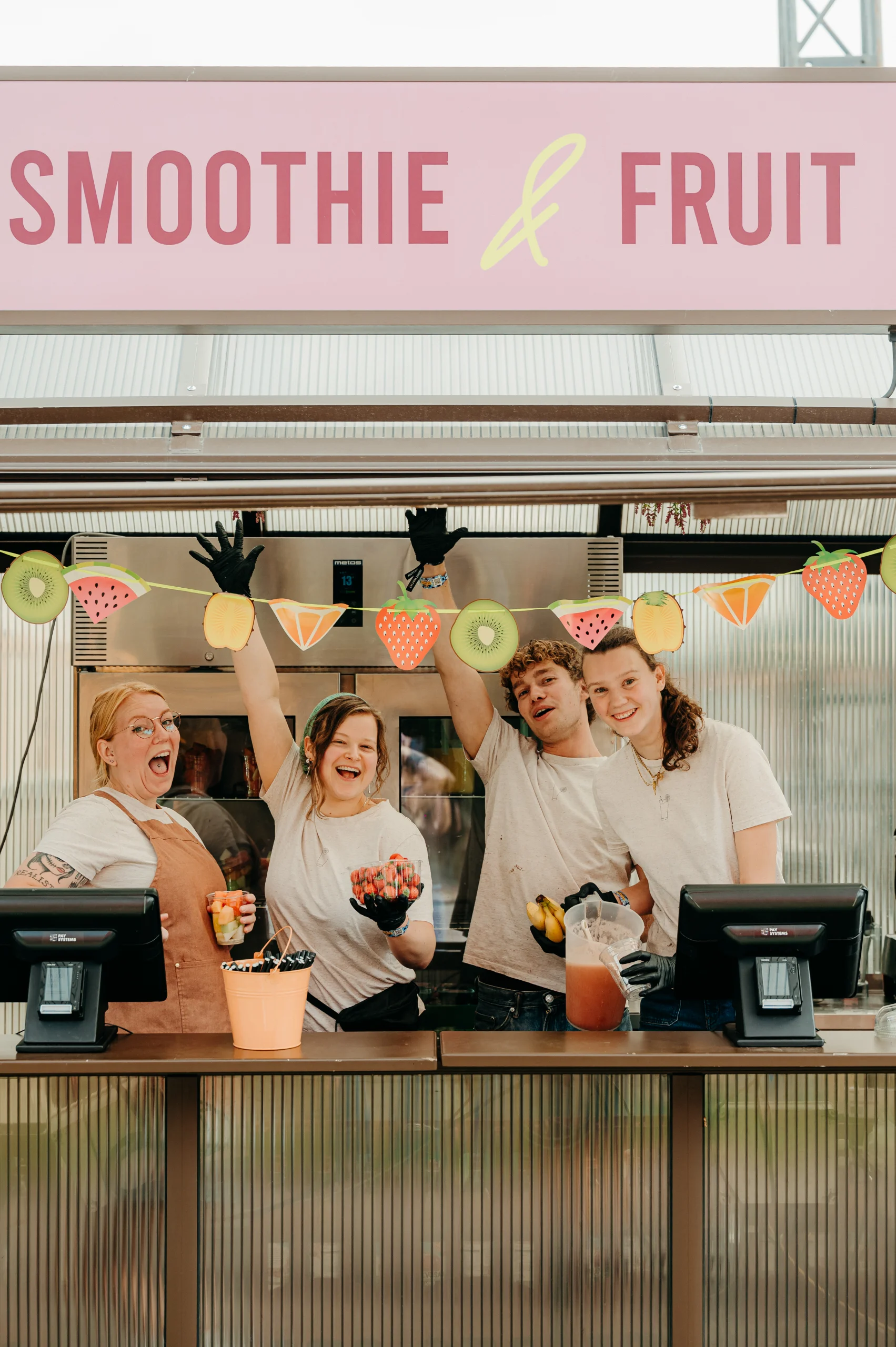 Het team van Bruis achter de bar op het festivalterrein