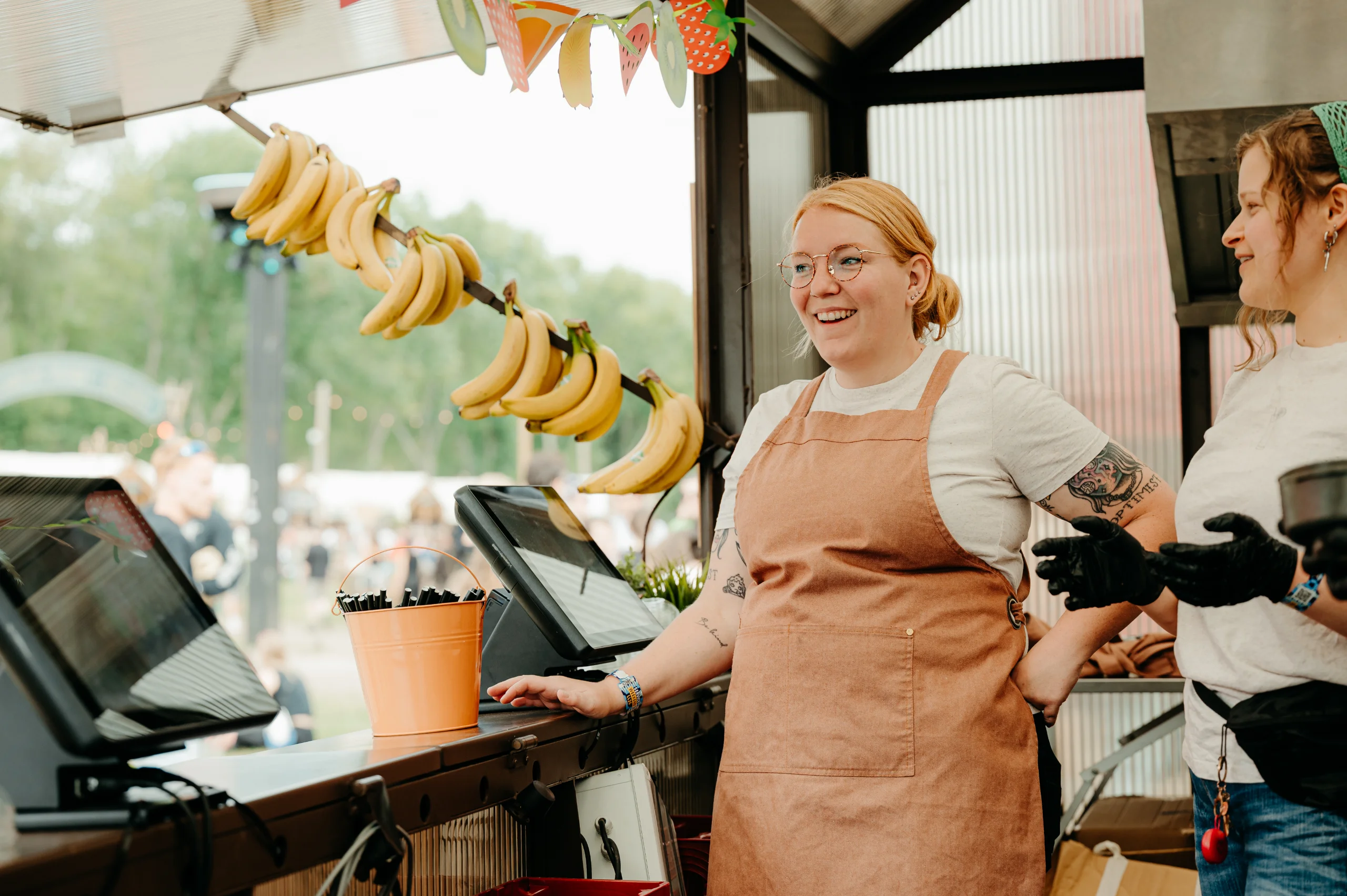 Medewerker van Bruis achter de bar op locatie