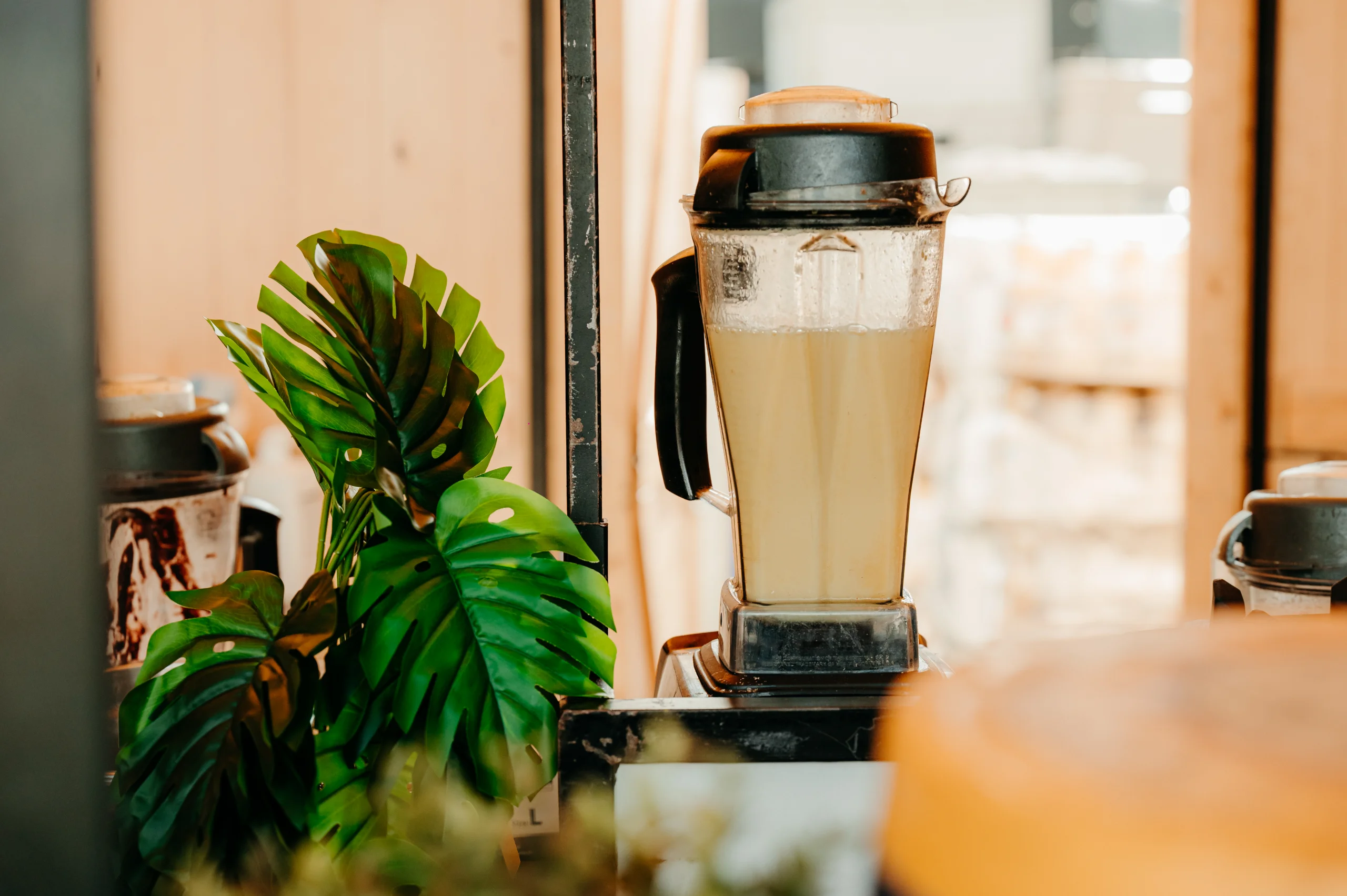 Verse smoothie wordt ter plekke gemixt in de blender