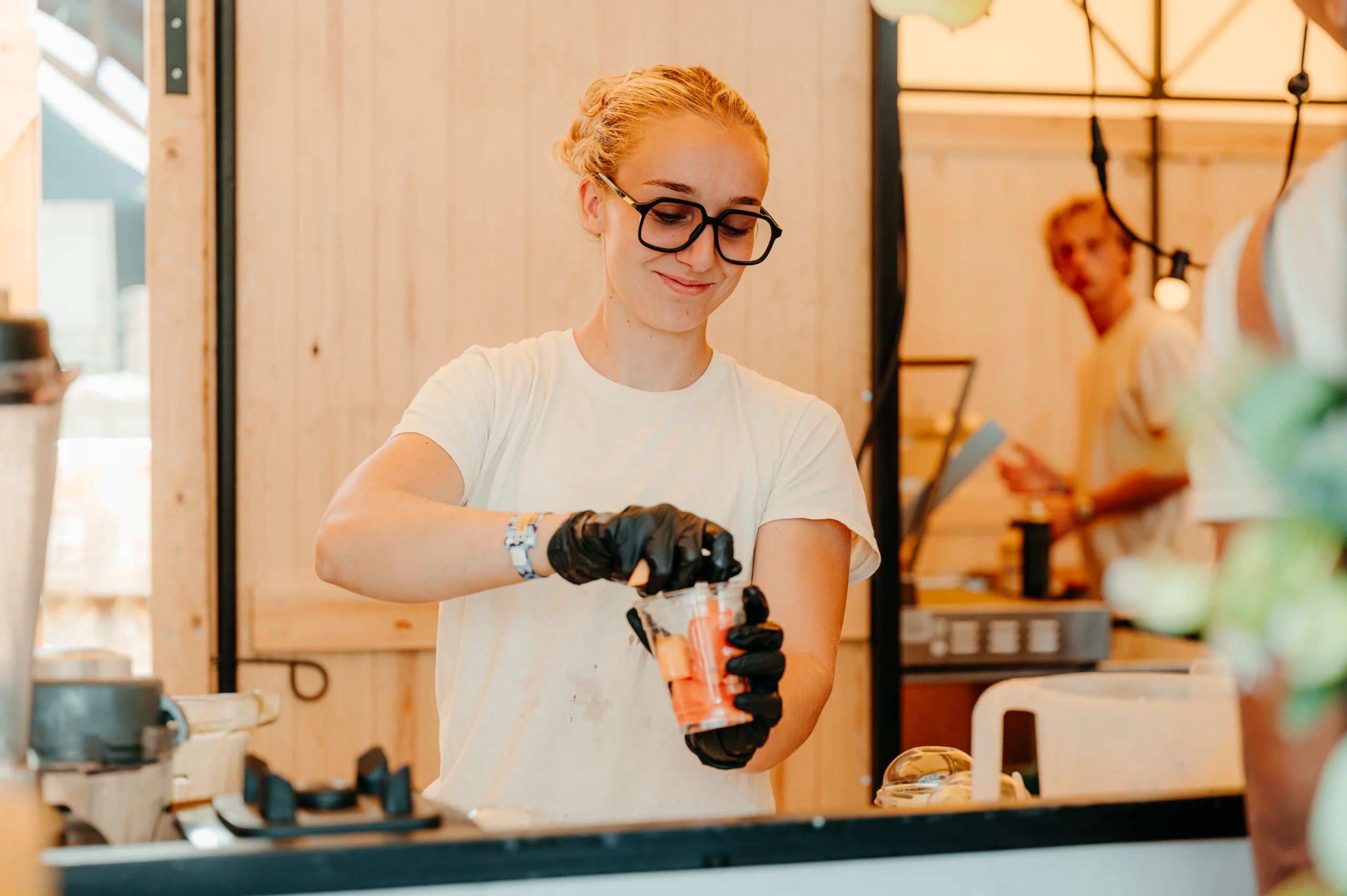 Medewerker schenkt een verse smoothie in op locatie