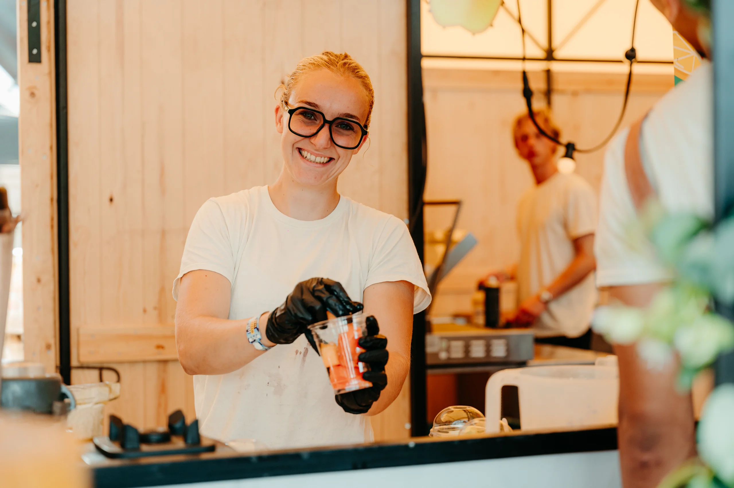 Medewerker schenkt een verse smoothie in op locatie