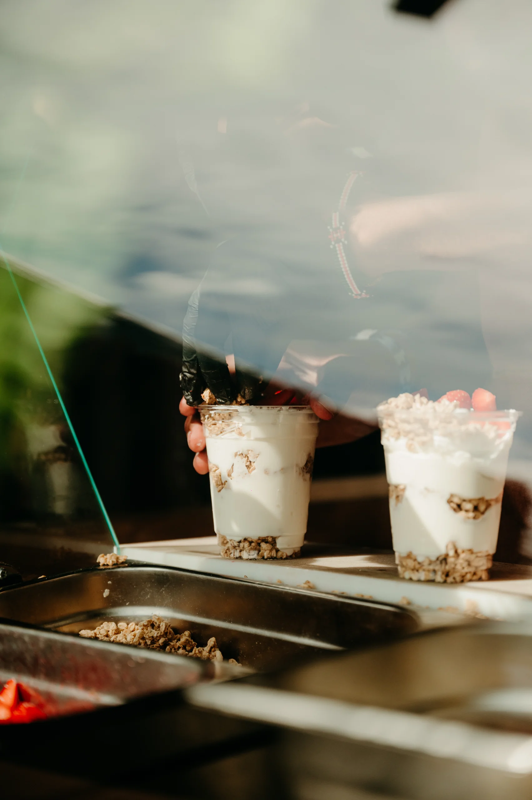 Yoghurt bowl met granola en vers fruit van Bruis