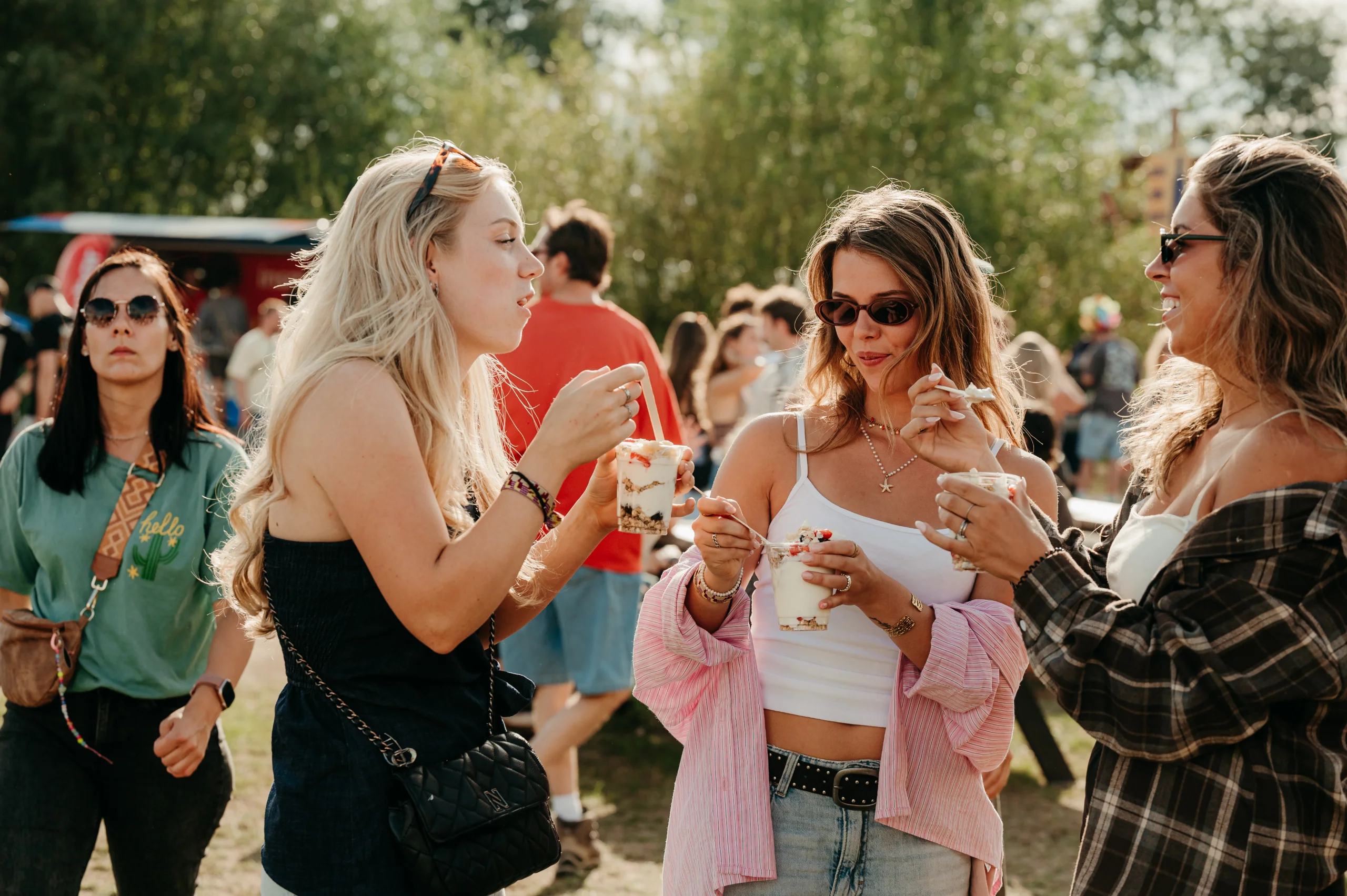 Gasten genieten van een smoothie en yoghurt bowl op het festival